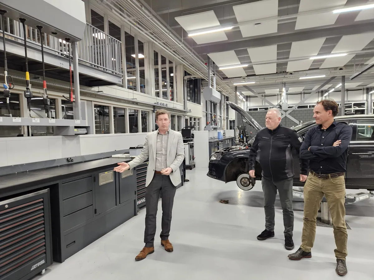 Foto bij Bedrijfsbezoek Van den Udenhout. De nieuwe autodealer